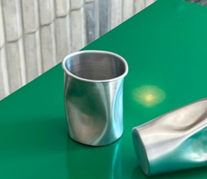 Мятые анодированные алюминиевые стаканы, изготовленные по заказу пиццерии Maestrello